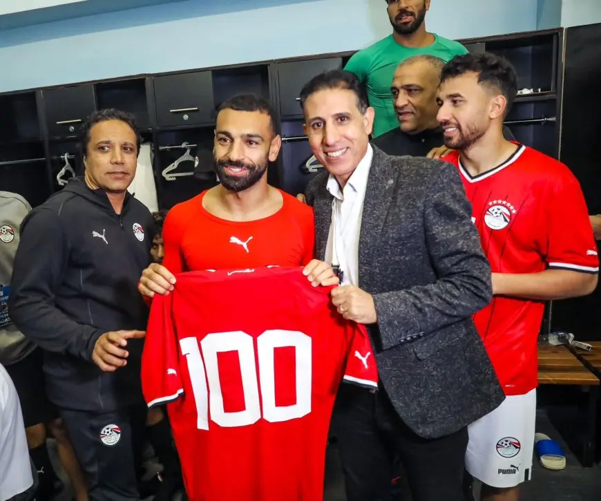 منتخب مصر يحتفل بوصول محمد صلاح للمباراة الـ100 دوليًا