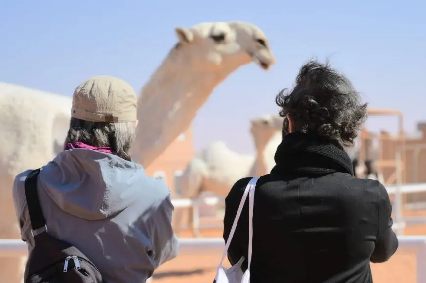 700 سائح من 30 دولة يزورون مهرجان الملك عبد العزيز للإبل