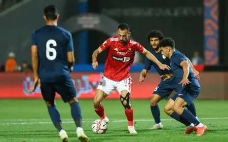 نجم الأهلي يتحدى الإدارة ويرفض التجديد وسط اهتمام الزمالك .. الحريف يواجه 100 عقبة!