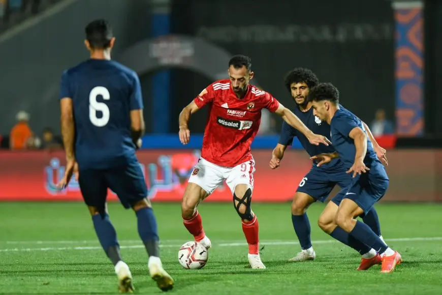 نجم الأهلي يتحدى الإدارة ويرفض التجديد وسط اهتمام الزمالك .. الحريف يواجه 100 عقبة!