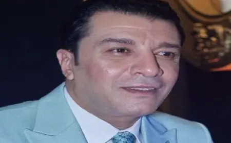 مصطفى كامل يزور أشرف زكي في منزله بعد تعرضه لوعكة صحية