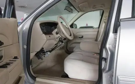 مصادر: غرامات الأرضية تدفع ذوي الإعاقة إلى ترك سياراتهم في الموانئ