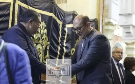 الدكتور زياد بهاء الدين يتلقى العزاء في وفاة والدته بمسجد عمر مكرم