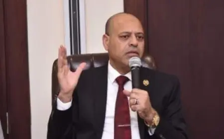 وزير الدفاع يشارك مقاتلي القوات الجوية وجبة الإفطار