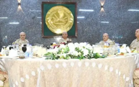 وزير الدفاع يشارك مقاتلي الجيش الثالث الميداني وقوات شرق القناة وجبة الإفطار