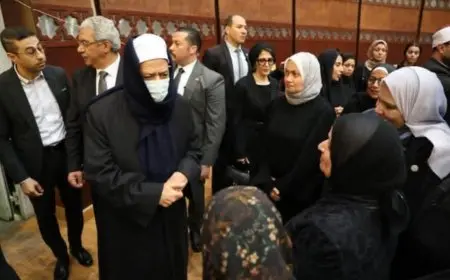 رغم مرضه وقبل سفره لاستكمال الراحة والتعافي.. شيخ الأزهر يقدم واجب العزاء لأسرة الدكتور محمد المحرصاوي