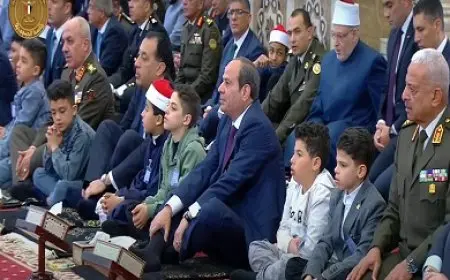الرئيس السيسي يردد تكبيرات العيد مع الأطفال