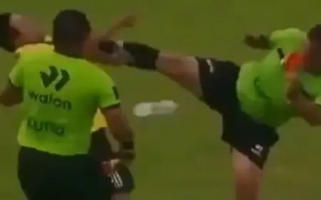 حكم يضرب مدرباً بطريقة عنيفة على طريقة الكاراتيه