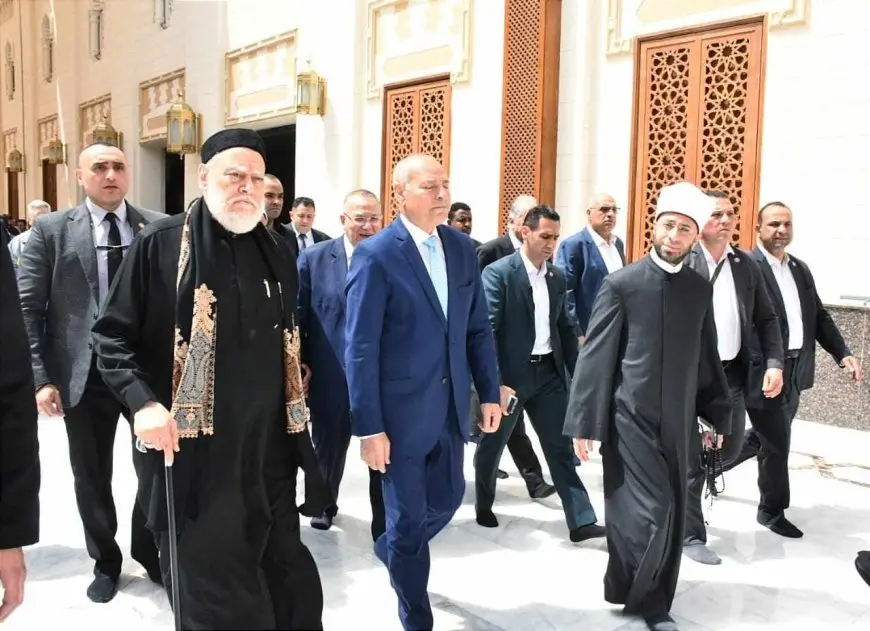  وزير الأوقاف ومحافظ القاهرة يشهدان صلاة الجمعة الأخيرة من رمضان بمسجد السيدة نفيسة