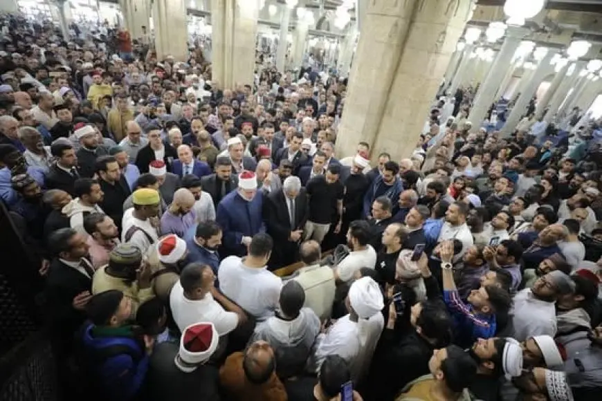 المئات يشيعون جثمان محمد المحرصاوي من الجامع الأزهر