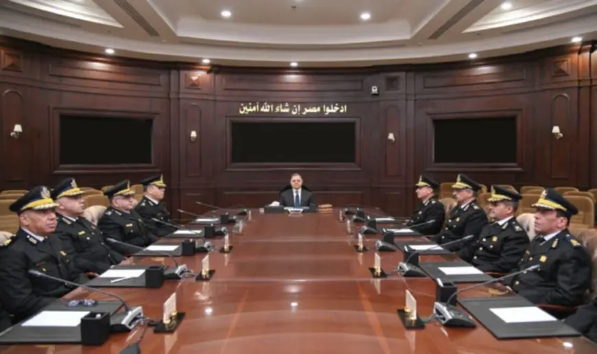 وزير الداخلية يجتمع بالقيادات الأمنية لمتابعة إجراءات تأمين احتفالات المواطنين بالأعياد والمناسبات الدينية والقومية