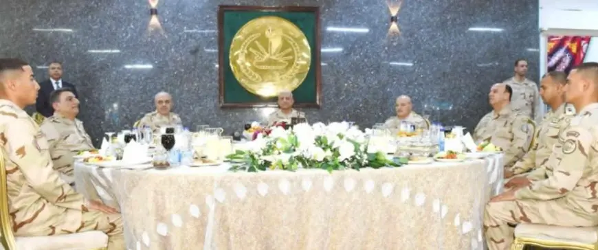 وزير الدفاع يشارك مقاتلي الجيش الثالث الميداني وقوات شرق القناة وجبة الإفطار