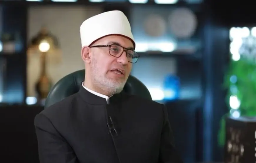 المفتي: مكبرات الصوت تحتاج إلى مراجعة.. قد تؤذي مريضا أو رضيعا