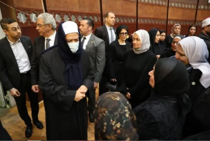 رغم مرضه وقبل سفره لاستكمال الراحة والتعافي.. شيخ الأزهر يقدم واجب العزاء لأسرة الدكتور محمد المحرصاوي