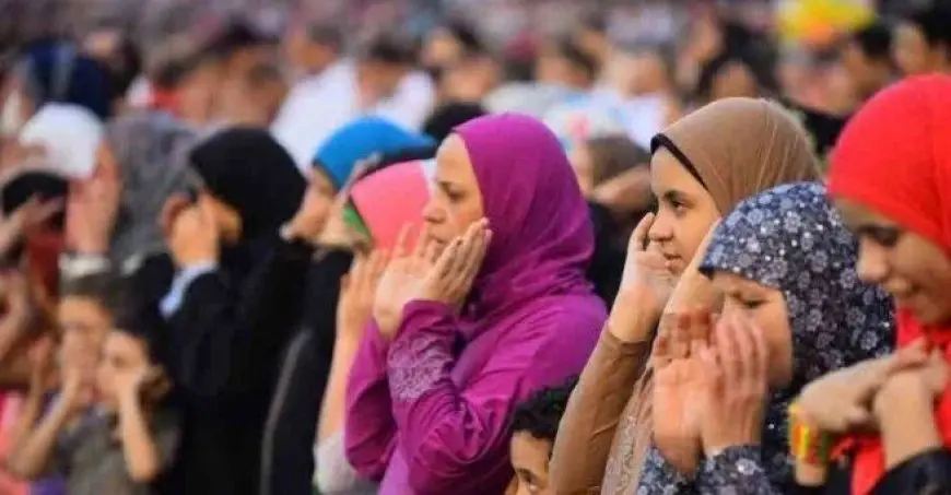 المفتي: لا مانع من صلاة النساء في الساحات بشرط عدم الاختلاط والالتزام بالآداب