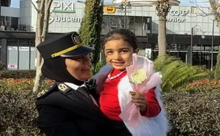 الشرطة تشارك المواطنين الاحتفال بعيد الفطر وتوزع الورود والهدايا عليهم