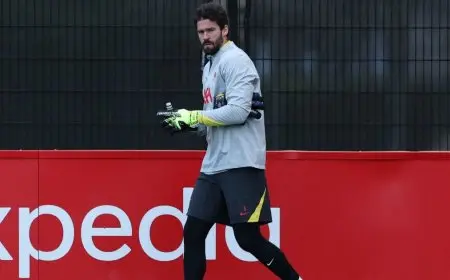 “الفوز بالجائزة صعب بسبب صلاح”.. أليسون لاعب شهر مارس في ليفربول