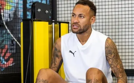 يرقص رغم الإصابة.. نيمار يثير الغضب بعد هزيمة سانتوس