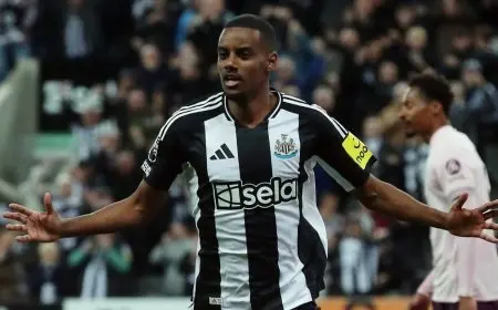 إيزاك يعادل رقم شيرر في فوزٍ نيوكاسل الصعب على برينتفورد