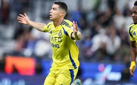 رونالدو يعيد النصر إلى السباق بثلاثية أمام الهلال في ديربي الرياض