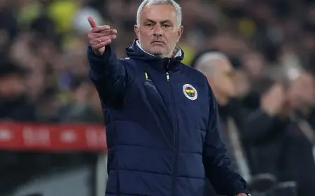 إيقاف مورينيو 3 مباريات بعد الإمساك بأنف مدرب غلطة سراي