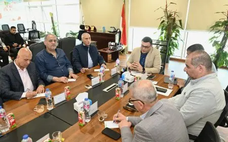 وزير الإسكان يطلع على المقترحات والمخططات التنموية المستقبلية بالأراضي غرب رأس الحكمة