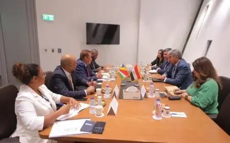 وزير السياحة يبحث مع وزير الخارجية بسيشل تعزيز التعاون السياحي بين البلدين