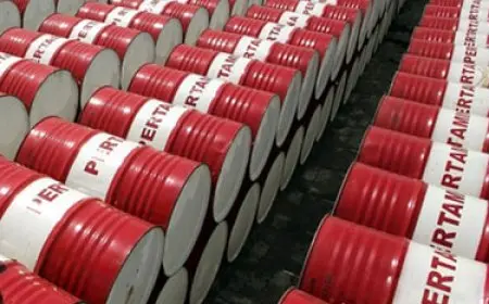 أسعار النفط تهبط إلى أدنى مستوى في 4 سنوات بسبب المخاوف التجارية وزيادة الإنتاج