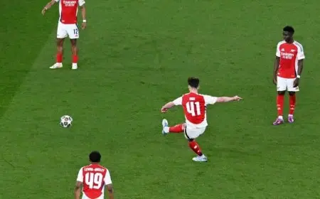 ديكلان رايس يُبدع في هزّ شباك ريال مدريد بهدفين رائعين من ركلات حرة