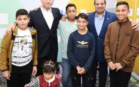السيسي وماكرون يتفاعلان مع أطفال فلسطينيين خلال مباراة بلايستيشن بين طفلين من مصر وفرنسا