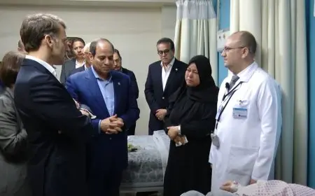 السيسي وماكرون يستمعان لشرح حول حالة سيدة مصابة من غزة في إطار حلم العودة للقطاع
