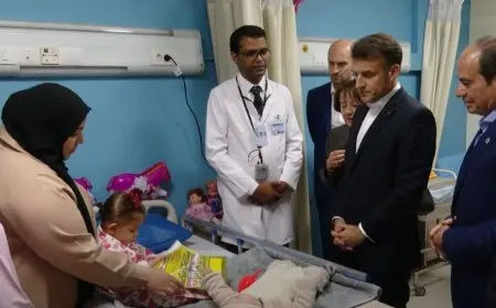 والدة الطفلة الفلسطينية المصابة للرئيسين السيسي وماكرون: نرجو منكما وقف الحرب والعودة إلى بلدنا