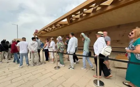 وزير الآثار يشرف على سير الزيارة في منطقة الأهرامات ويوجه بتحسين نظام النقل السياحي