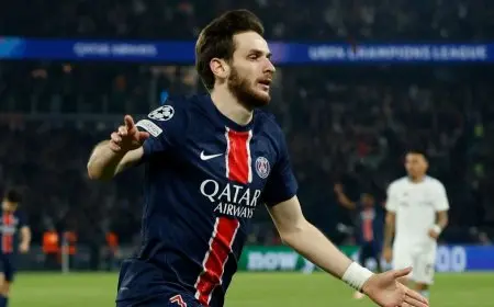 كفاراتسخيليا يتألق كأفضل لاعب في مباراة باريس سان جيرمان ضد أستون فيلا