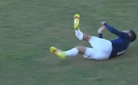 إصابة خطيرة تعرض لها الجزائري أحمد القندوسي ستجعله يغيب لعدة أشهر