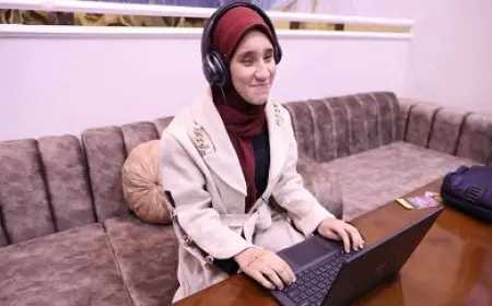 الاتصالات تقدم لفتاة في مدرسة النور للمكفوفين بأسيوط جهاز لاب توب ومنحة لدراسة البرمجة