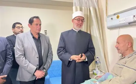 مفتي الجمهورية يقوم بزيارة الجرحى الفلسطينيين في مستشفى العريش ويشيد بعزيمتهم في غزة