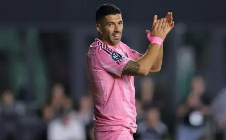 سواريز يعود مجددًا.. “يعض” زميله جوردي ألبا خلال مشاجرة