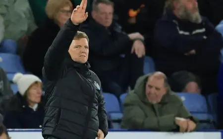 نيوكاسل يكشف تفاصيل حالة المدرب المريض إيدي هاو ومدة غيابه المتوقعة