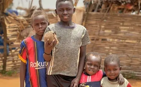 “حكاية الكلاسيكو اليومي بين مازم ومعاذ في مخيم اللاجئين السودانيين”