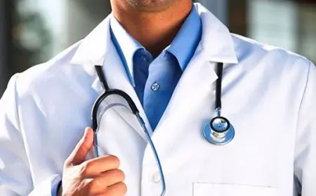 دكتور يُوقف عن العمل لمدة عام بسبب أضرار متعمدة بصحة المواطنين (تفاصيل)