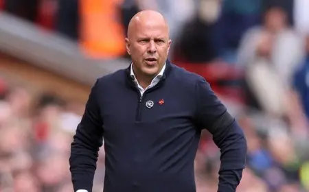 سلوت “لا يفكّر” في الفوز بلقب الدوري الإنجليزي ويتجنّب الضغط على أرنولد