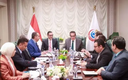 وزير الصحة والاستثمار يناقشان سُبُل تخفيف الأعباء المالية وتعزيز الاستثمار