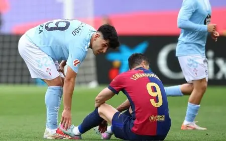 برشلونة يوضح تفاصيل إصابة ليفاندوفسكي: هل سيغيب عن الكلاسيكو؟