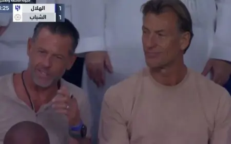 رونار يتابع مباراة الهلال والشباب من مدرجات ملعب المملكة آرينا