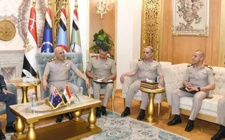 الفريق أحمد خليفة يلتقي قائد قوة الدفاع النيوزيلندية لمناقشة التعاون العسكري وتبادل الخبرات