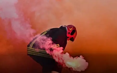 إصابة حارس مرمى لاتسيو بشماريخ توقف المباراة أمام جنوى مؤقتاً