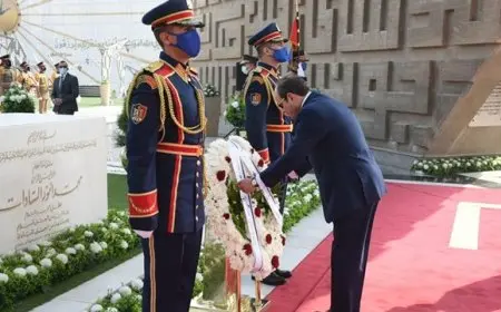 السيسي يضع إكليلاً من الزهور على النصب التذكاري لشهداء القوات المسلحة بمناسبة ذكرى تحرير سيناء