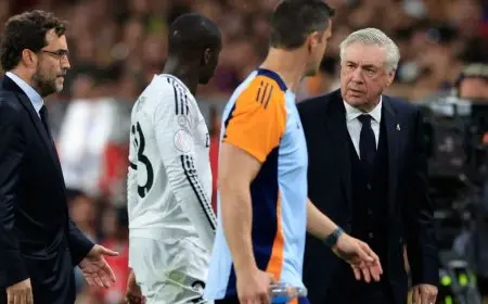 إصابة مفاجئة لريال مدريد.. ميندي يخرج من الكلاسيكو بعد 10 دقائق فقط