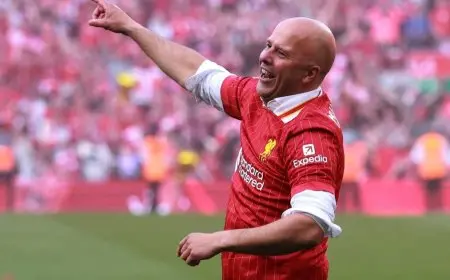 سلوت يبادل كلوب الجميل ويكشف عن كلماته للاعبي ليفربول قبل الحصول على اللقب